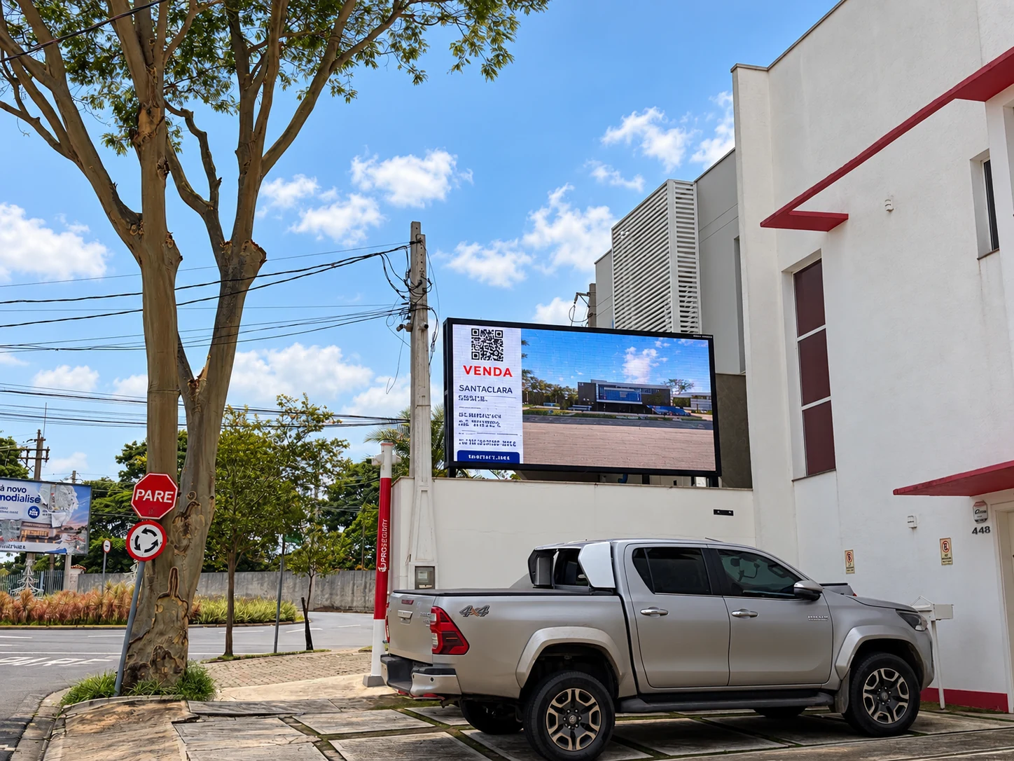 Campanha imobiliária exibida no painel de LED