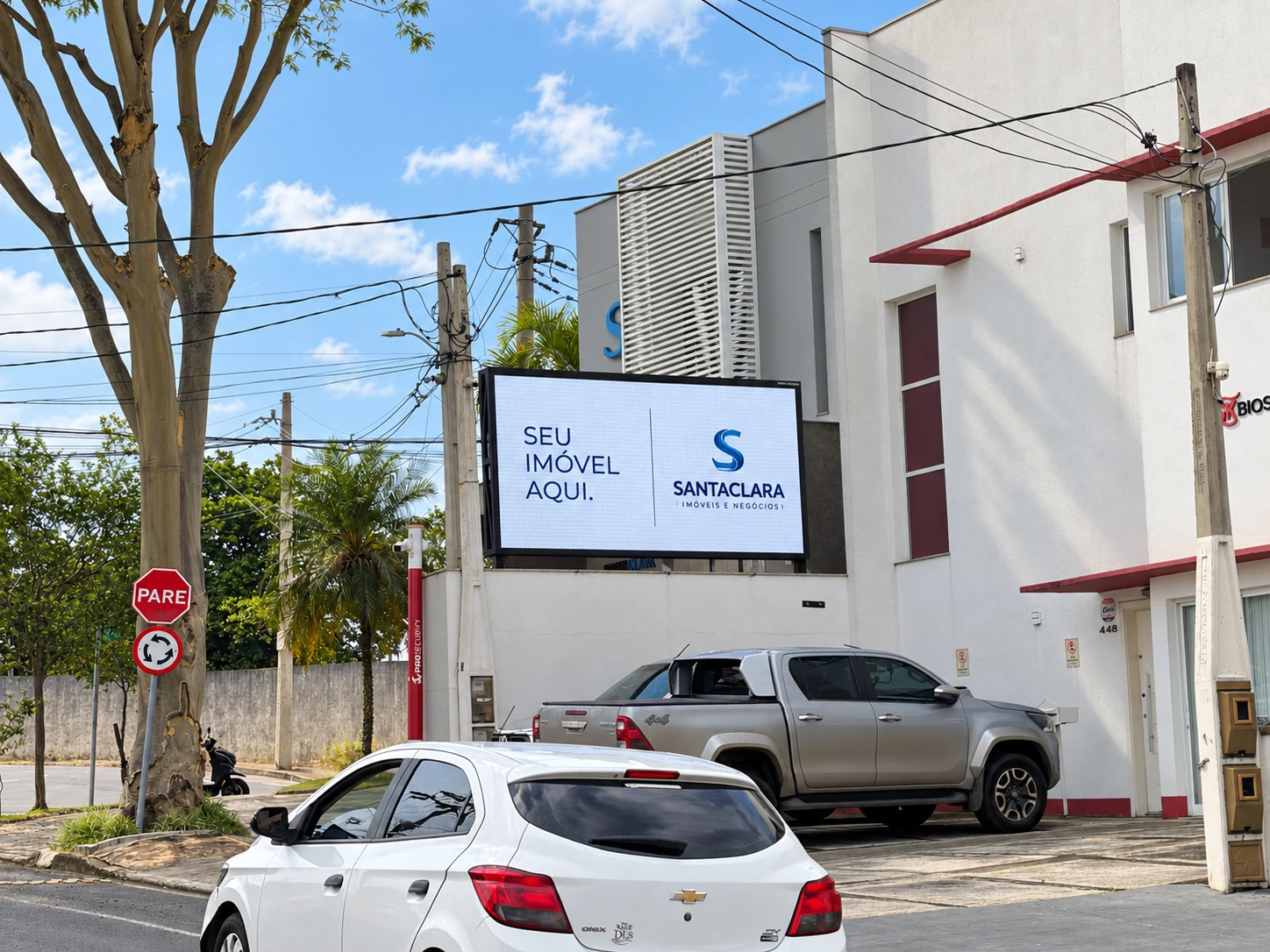 A dimensão do painel vista de frente