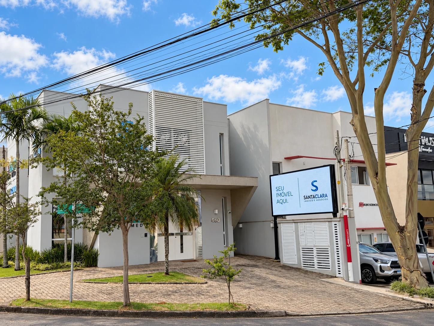 Fachada Santa Clara e painel com a marca