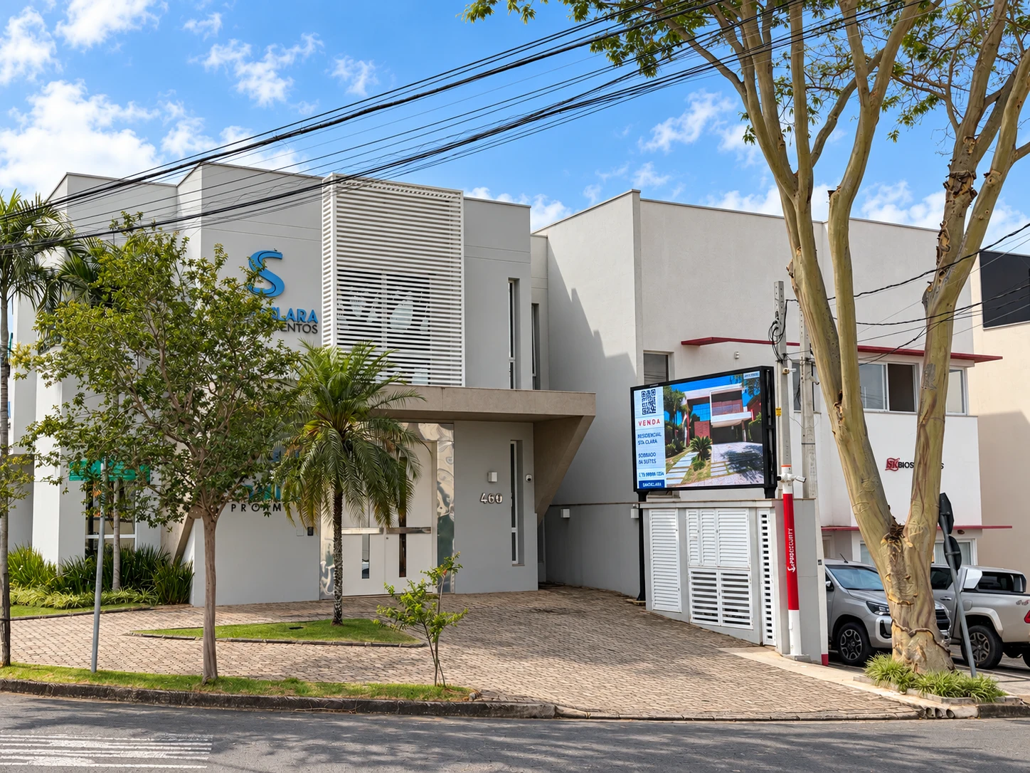 Sede Santa Clara: fachada, entrada e painel junto à avenida